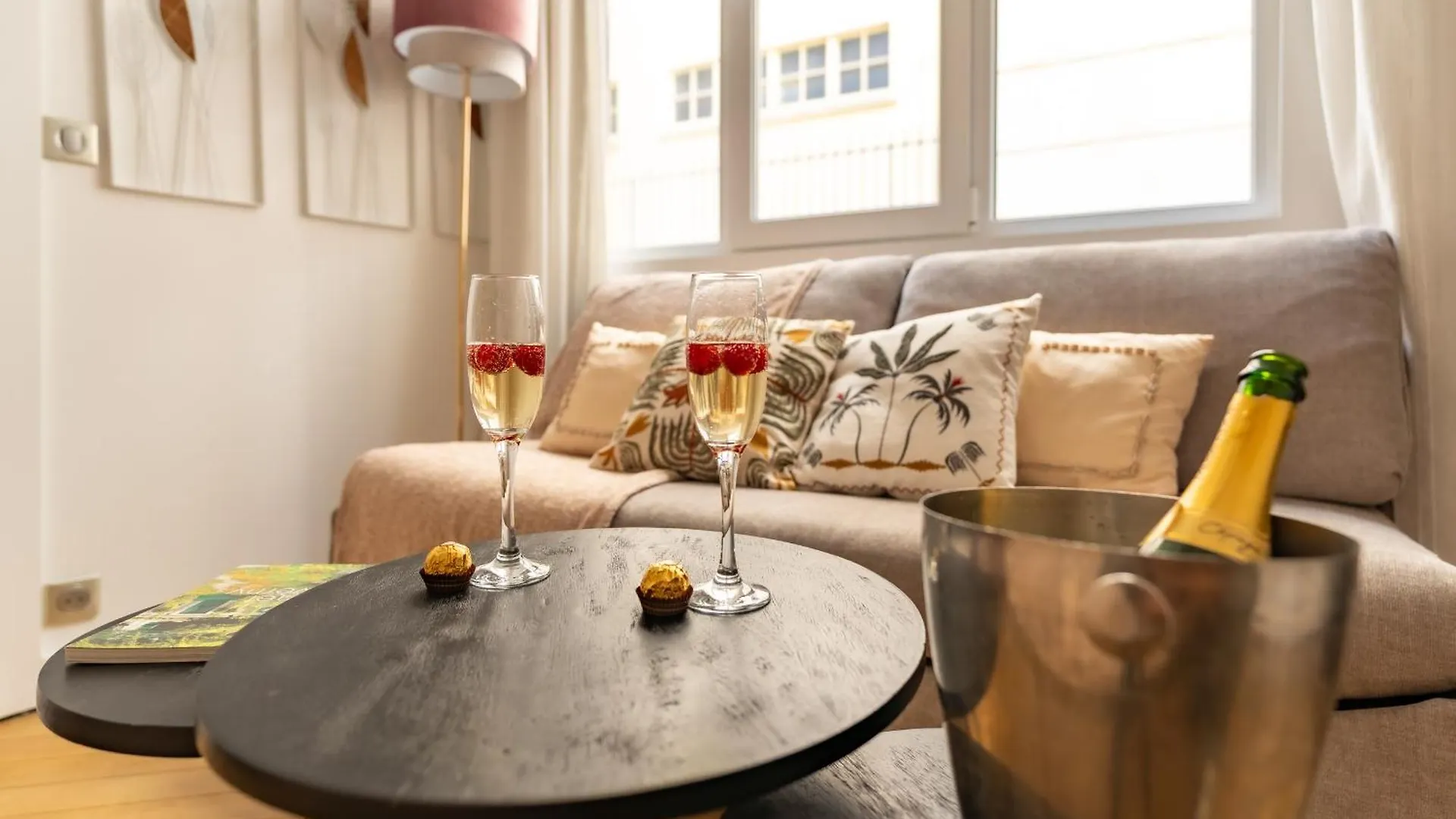 Apartment Romantic Getaway - Le Marais - With Ac Paris France